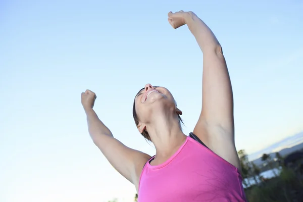 Una donna che fa jogging in un luogo urbano con la casa sullo sfondo — Foto Stock