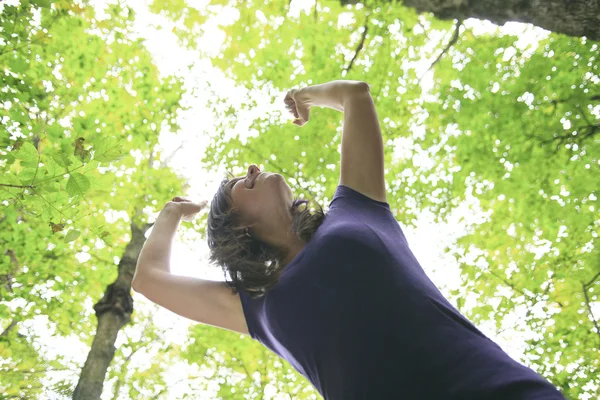 Eine schöne 30-jährige Frau steht im Wald — Stockfoto