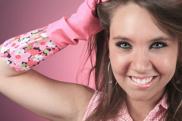 Pratos de limpeza mulher olhando para a câmera sorrindo pensativo . — Fotografia de Stock