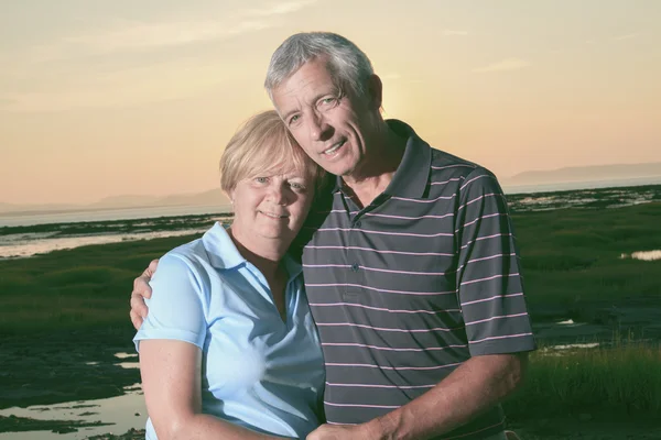 Um retrato de um casal de idosos amorosos — Fotografia de Stock