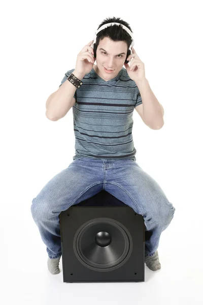 Retrato de un hombre sonriente con auriculares posando aislado en wh — Foto de Stock