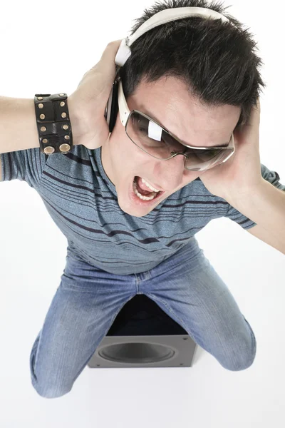 Retrato de un hombre sonriente con auriculares posando aislado en wh — Foto de Stock