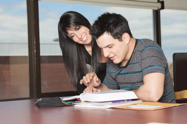 Um estudante casal 20 anos de idade estudando . — Fotografia de Stock