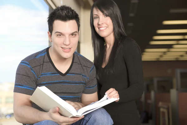 En 20 år gammal par student som studerar. — Stockfoto