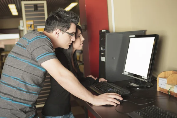 Una coppia di studenti di 20 anni che studia . — Foto Stock