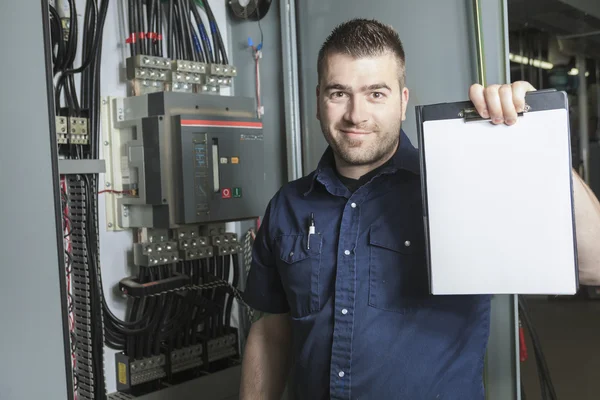 Porträtt av en glad arbetare i en fabrik — Stockfoto