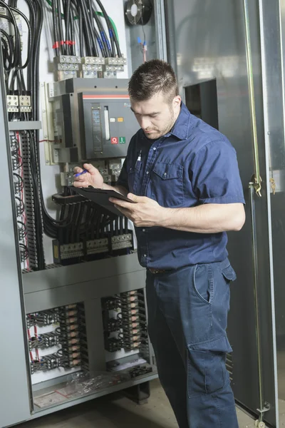 Portret van een gelukkig werknemer in een fabriek — Stockfoto