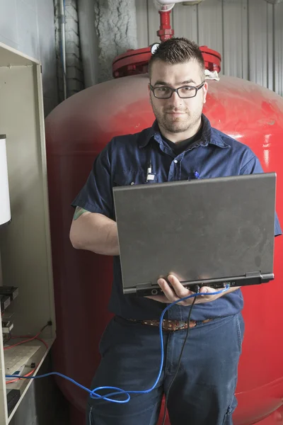 Porträt eines glücklichen Arbeiters in einer Fabrik — Stockfoto