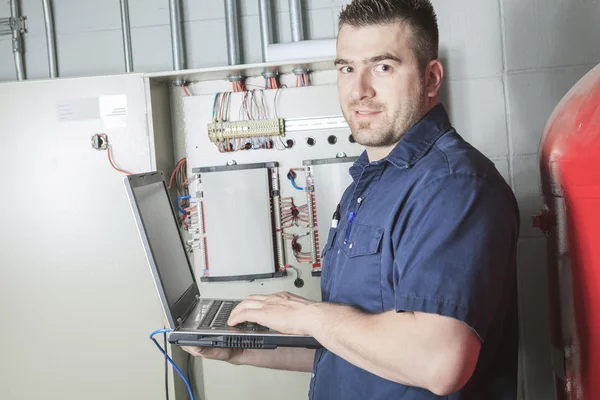 Portret van een gelukkig werknemer in een fabriek — Stockfoto