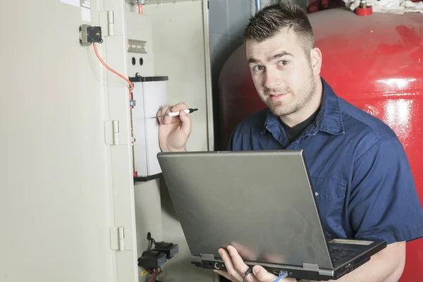 Retrato de un trabajador feliz en una fábrica — Foto de Stock