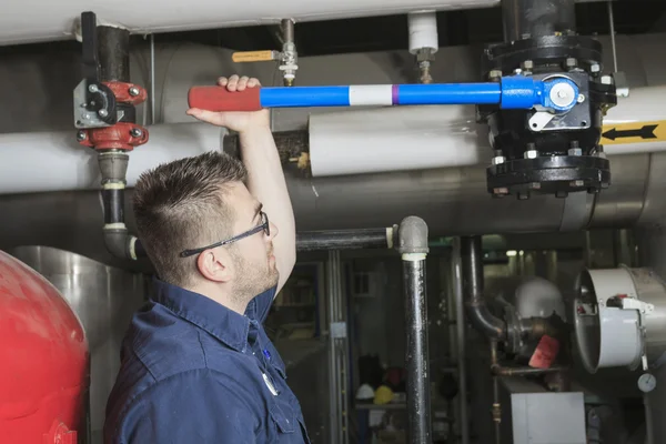 Een goede militair werken op een machine kamer — Stockfoto