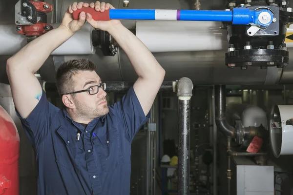 Un bon militaire travaillant sur une salle des machines — Photo