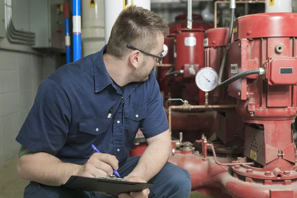 Un bon militaire travaillant sur une salle des machines — Photo