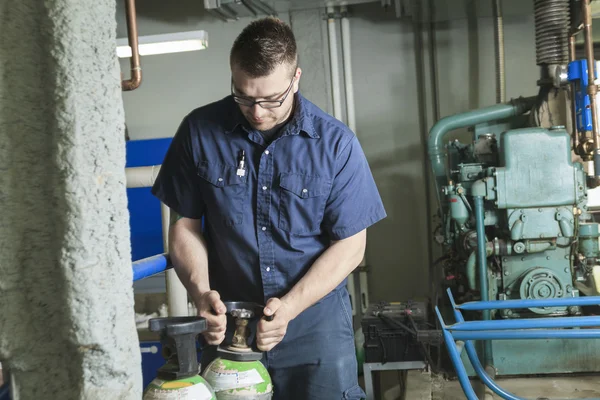 A good serviceman working on a machine room — Stock Photo, Image