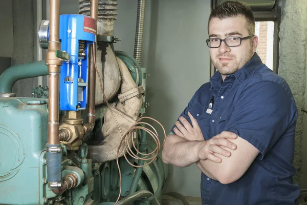 En bra serviceman arbetar på ett maskinrum — Stockfoto