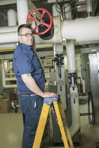 Un buen soldado trabajando en una sala de máquinas — Foto de Stock