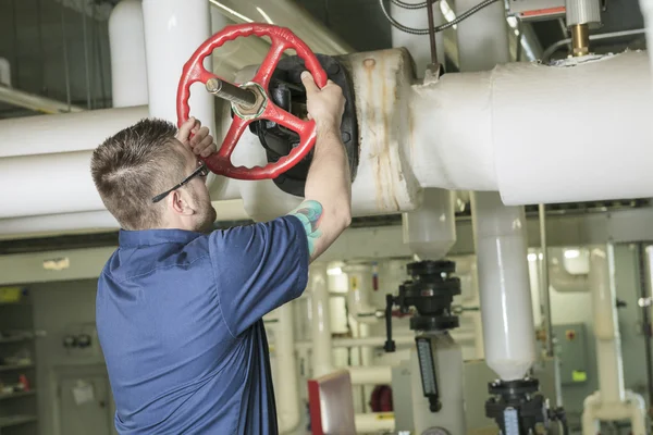 Un buen soldado trabajando en una sala de máquinas — Foto de Stock