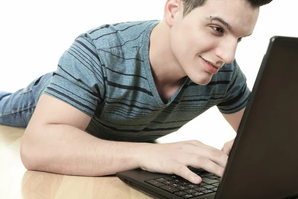 Man in lachend met een laptop Stockfoto