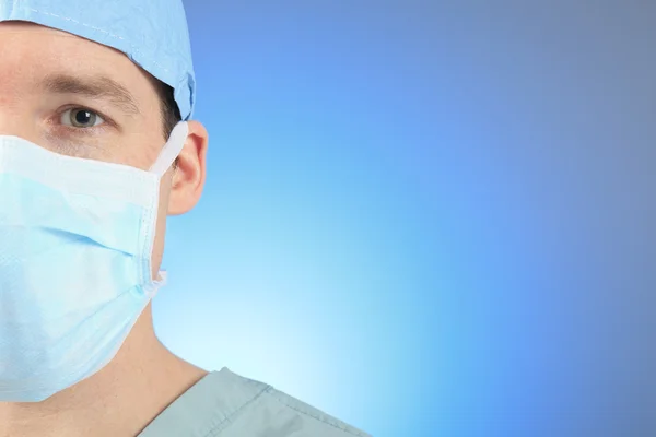 Mogna manlig kirurg blicken och tittar på kameran på sjukhus, nära upp skott — Stockfoto