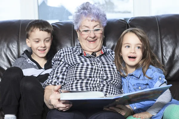 Portrait d'une famille souriante et multigénérationnelle passant du temps libre — Photo