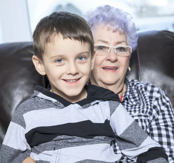 Porträt einer lächelnden Mehrgenerationenfamilie, die Freizeit verbringt — Stockfoto