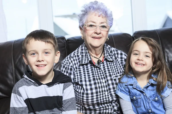 Portrait d'une famille souriante et multigénérationnelle passant du temps libre — Photo