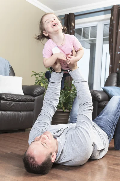 Concept de famille, d'enfant et de maison - parents souriants et petite fille — Photo