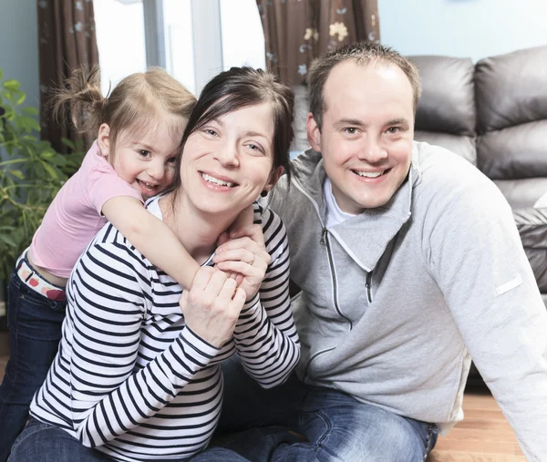 Une belle mère enceinte et sa famille à la maison — Photo