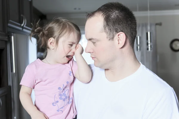 Boos boos meisje met vader in het huis — Stockfoto