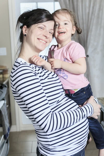 Relajados madre e hija dentro de la casa — Foto de Stock