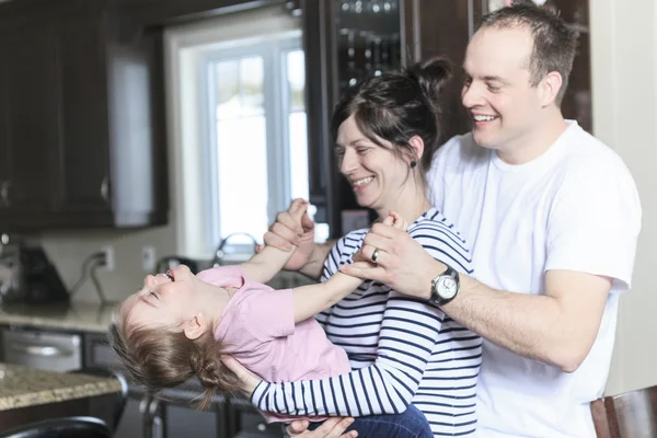 Šťastné mladé rodině bavit prostor kuchyně — Stock fotografie