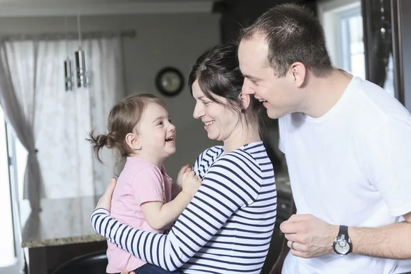 Gelukkig volgens familie plezier hebben de de keuken kamer — Stockfoto