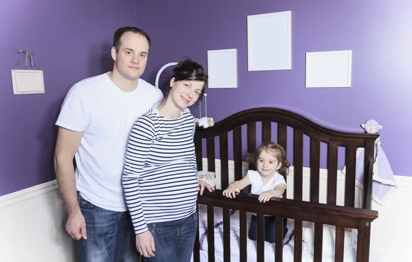 Une famille à l'intérieur de la chambre des bébés avec bébé dans la crèche . — Photo