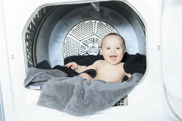 Kleine baby in de wasmachine — Stockfoto