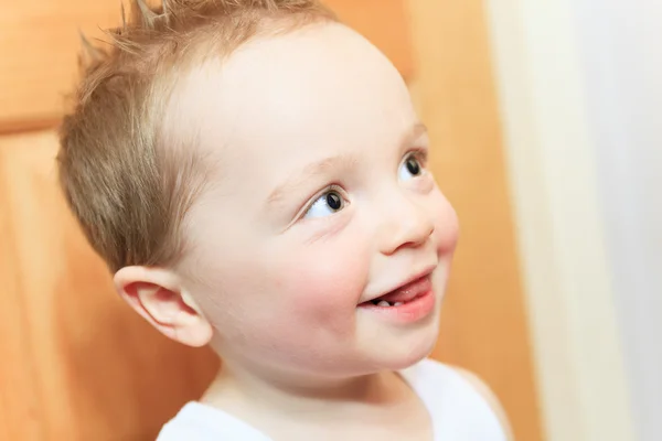 Glad 2 år gammal pojke. Kid är leende, flinande. — Stockfoto