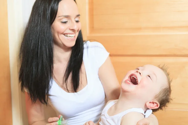 Gelukkig 2 jaar oude babyjongen. Kid is glimlachend, grijnzend. — Stockfoto