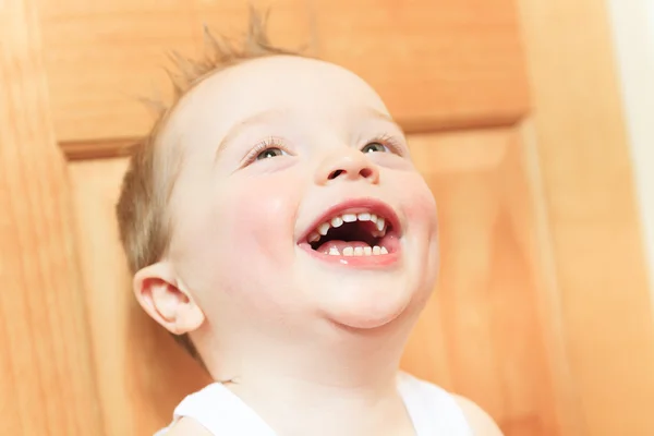 Glad 2 år gammal pojke. Kid är leende, flinande. — Stockfoto