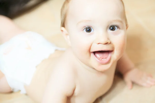 Pequeño bebé de 8 meses después de bañarse en el suelo —  Fotos de Stock
