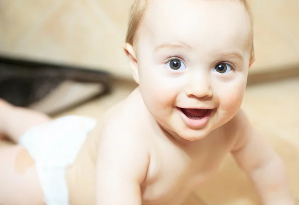 Piccolo bambino di 8 mesi dopo il bagno sul pavimento — Foto Stock
