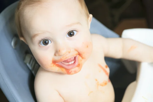 Madre alimentación hambrienta bebé de seis meses alimentos sólidos — Foto de Stock