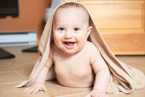 Small 8 months baby after bathing on the floor — Stock Photo, Image