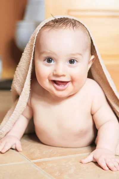 Small 8 months baby after bathing on the floor — Stock Photo, Image