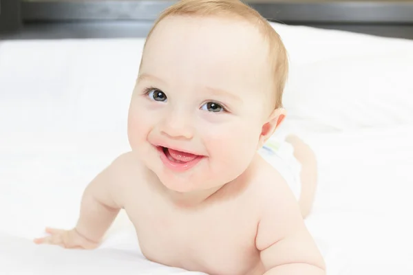 Um menino brincando na cama dos pais — Fotografia de Stock