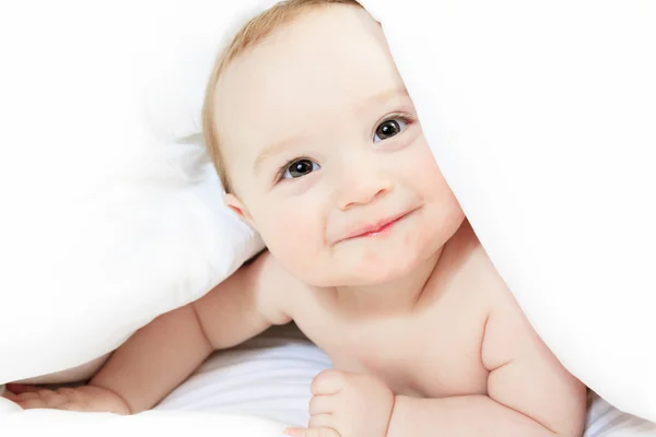 Un bebé jugando en la cama de los padres — Foto de Stock