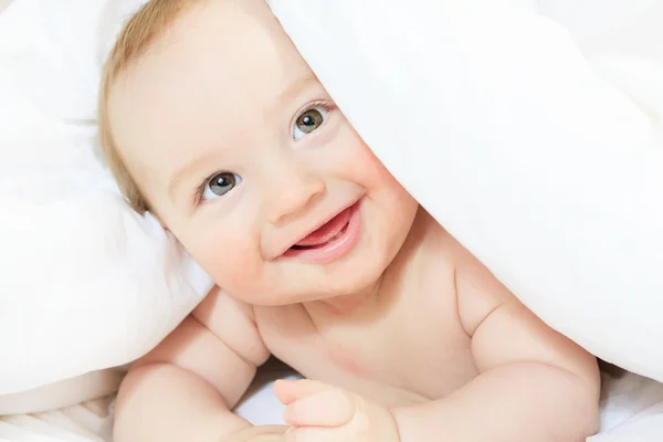 親のベッドの上で遊んで赤ちゃん男の子 — ストック写真