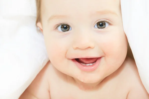 Un bebé jugando en la cama de los padres — Foto de Stock