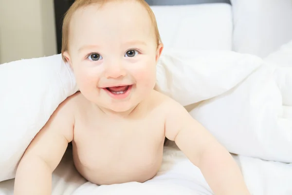 Un bebé jugando en la cama de los padres — Foto de Stock