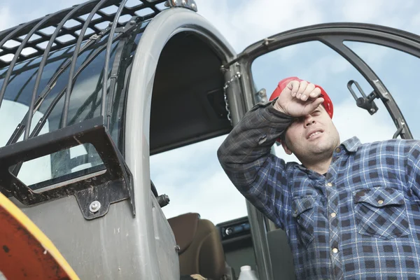 Un homme de construction travaillant à l'extérieur — Photo