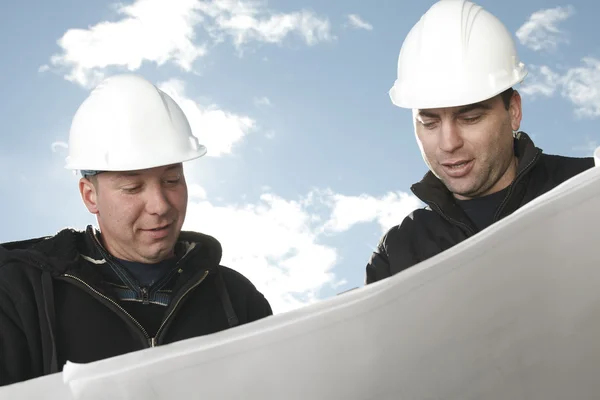 Een constructie mannen die buiten werken — Stockfoto