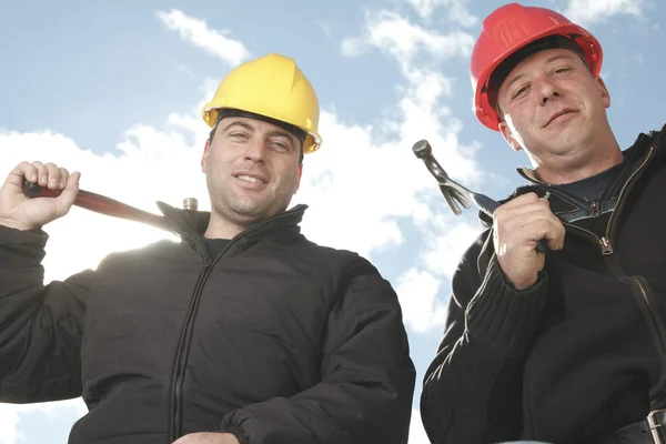 Stavební mužů pracujících mimo — Stock fotografie